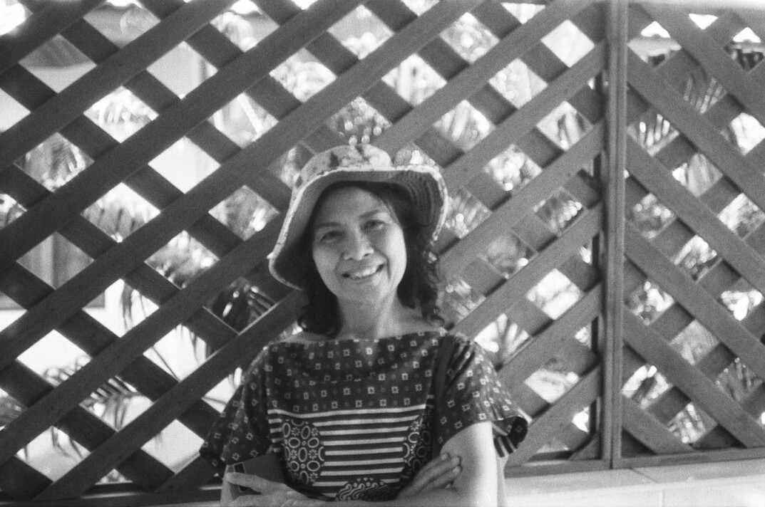 Retrato de uma apresentadora de televisão portuguesa elegante, meia idade, sorrindo